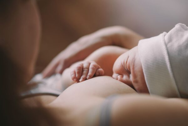 Ulewanie u noworodka przyczyny i zapobieganie